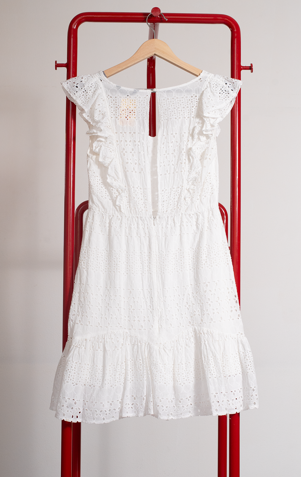 SIMPLEE DRESS - White with ruffles details - Medium