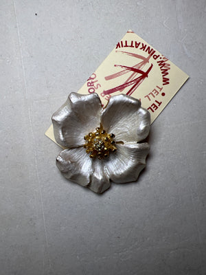 BROOCH - White flower statement