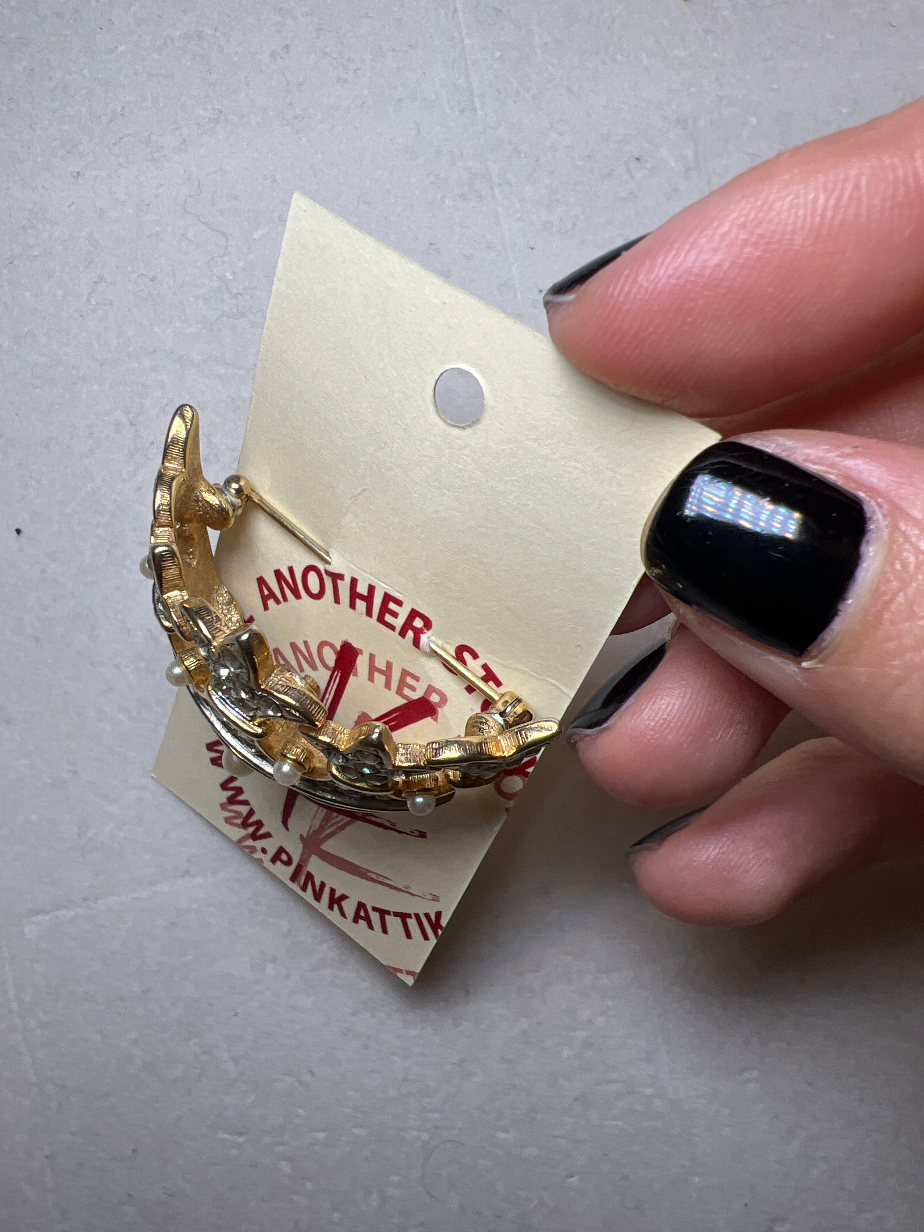 BROOCH - Gold crown with pearls