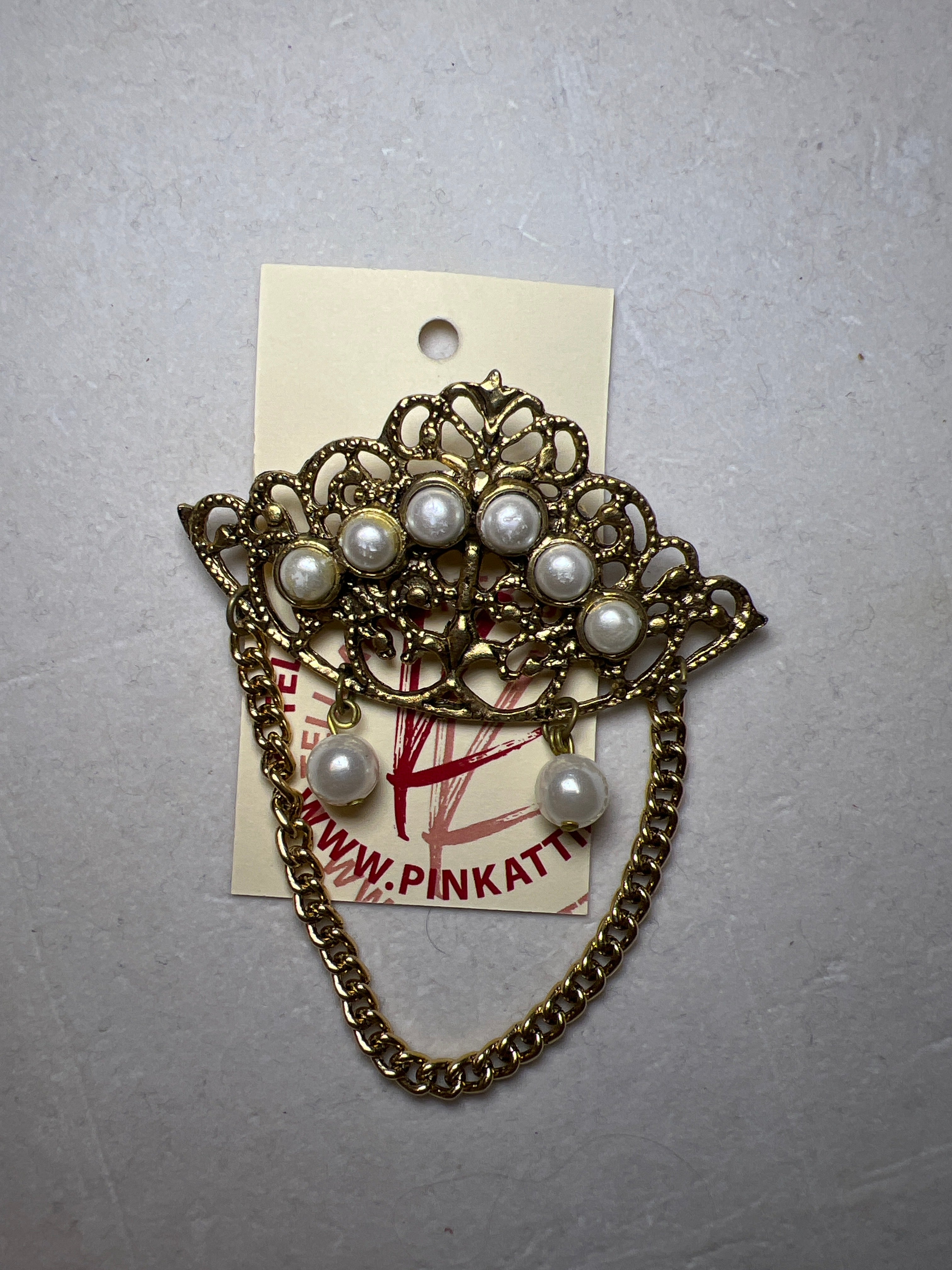 BROOCH - Gold with chain & pearls