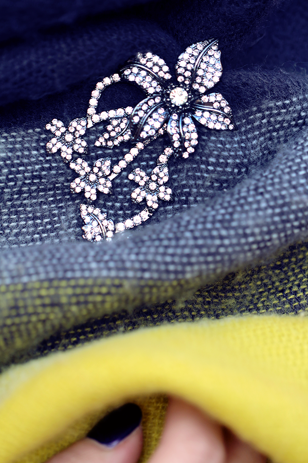 ZARA BROOCH - Flower Silver base with crystal strass