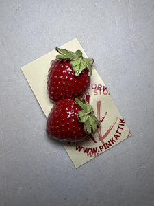 BROOCH - Starwberry vintage