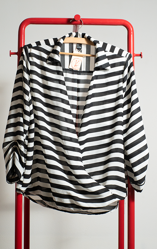 FOREVER21 TOP - Black & white stripes with wrap detail on the front - Medium