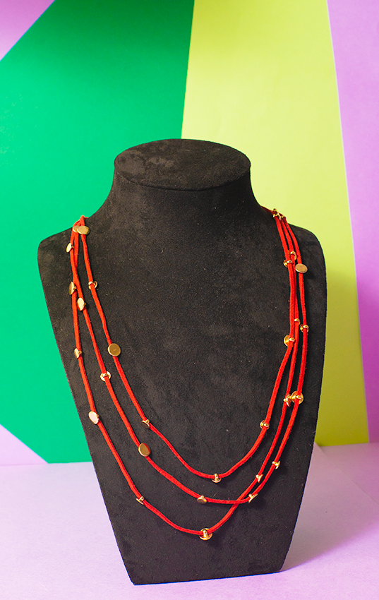 NECKLACE - Suede red threads with gold circles