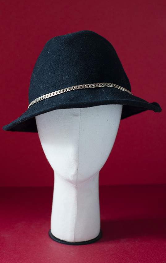 MASSIMO DUTTI HAT - Black with gold chain - Small