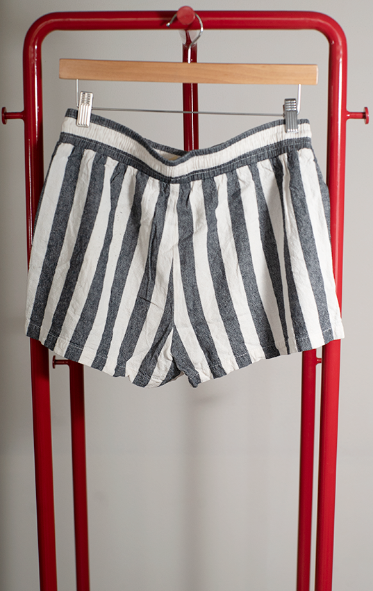 NEW LOOK SHORTS - White with grey stripes - Medium