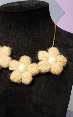 NECKLACE - Gold with beige wool flowers & pearl