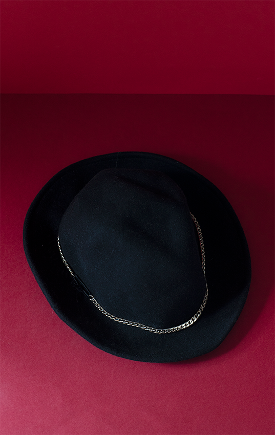 MASSIMO DUTTI HAT - Black with gold chain - Small